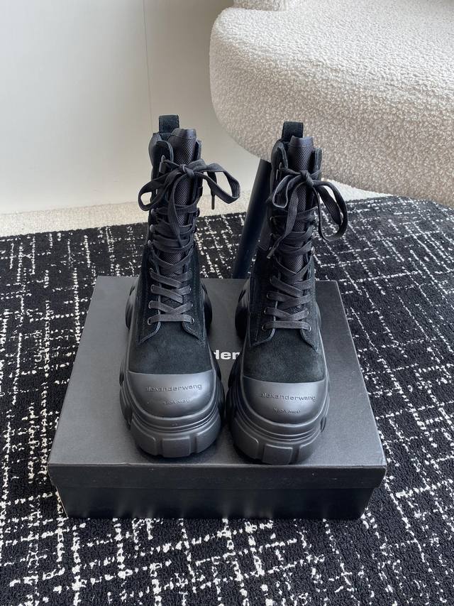 东莞代购级 Alexander Wang 24Ss 秋冬新款 女士绒面皮水台式高跟短靴这款靴子的设计大众且气质 今年这种靴子很受欢迎，好穿舒适，低调有品 关键是